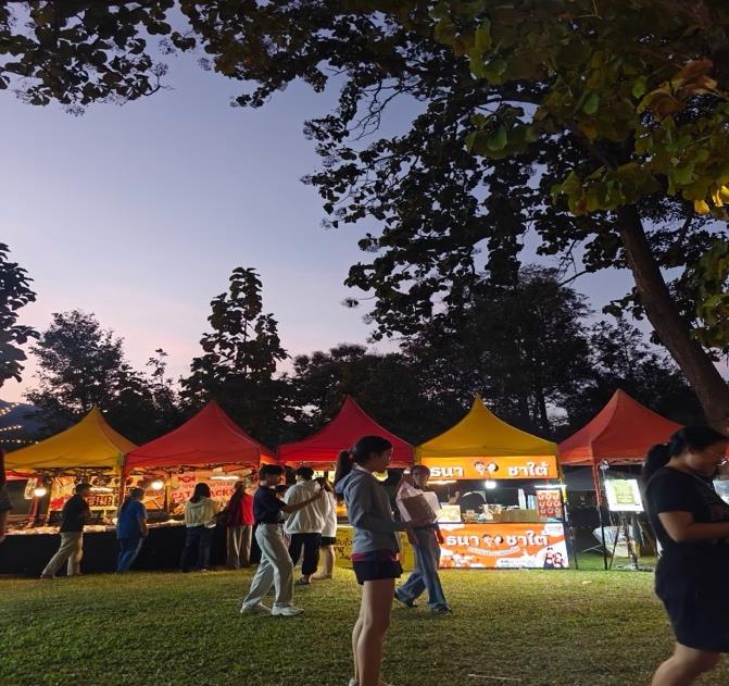 Evening stalls at Chiang Mai University night market